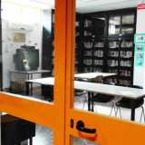 Dagli uffici del 1 Municipio � possibile scorgere l�interno delle stanze che ospitano la biblioteca, che ora � chiusa da porte a vetro arancioni